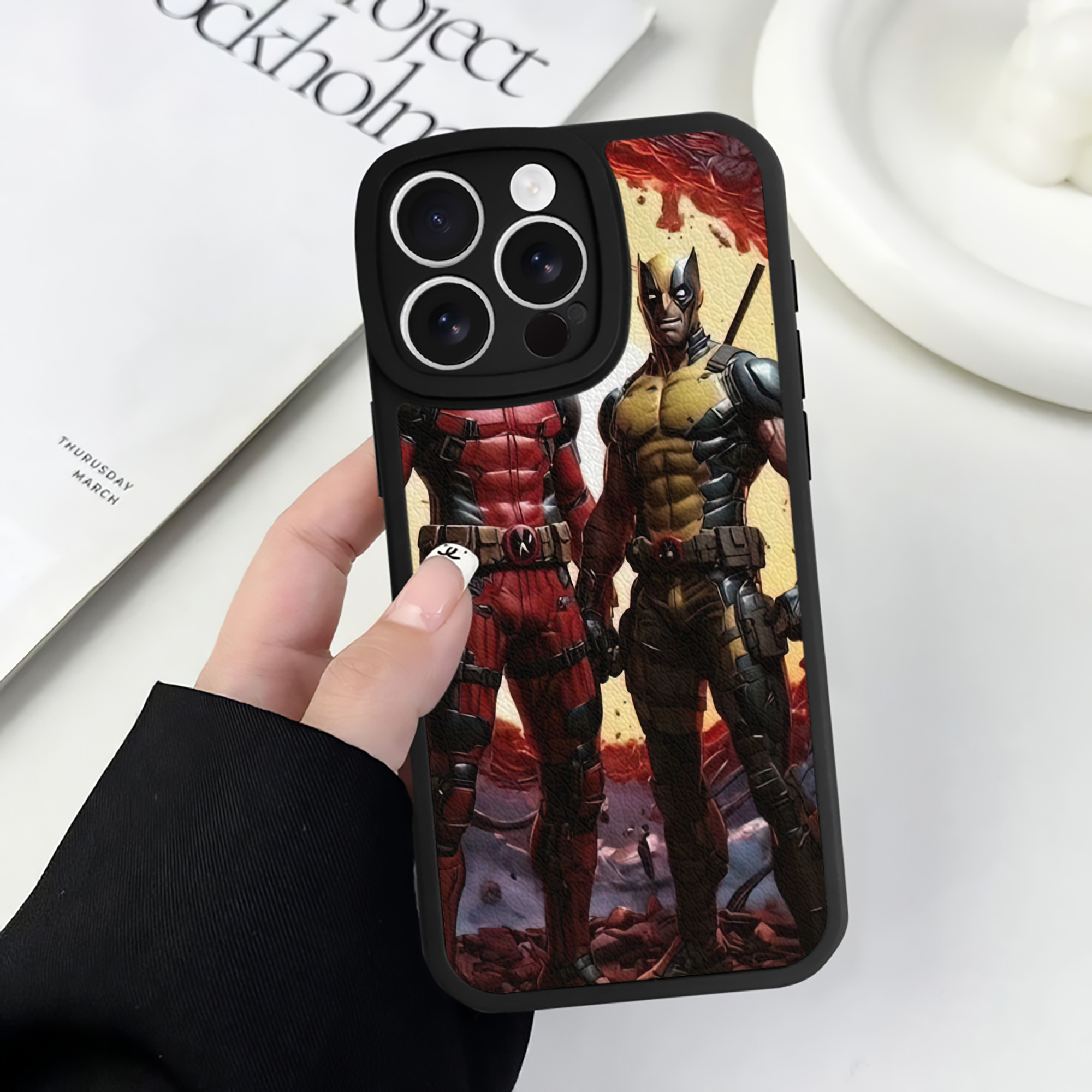（画像用） Deadpool デッドプール 【iPhone 16シリーズ対応】シリコンスマホケース（レザー調） 材質：シリコン